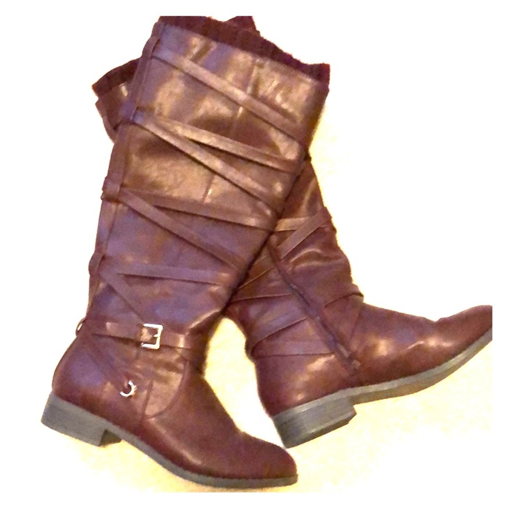 Like New burgundy boots w/ great detail! Worn 1x